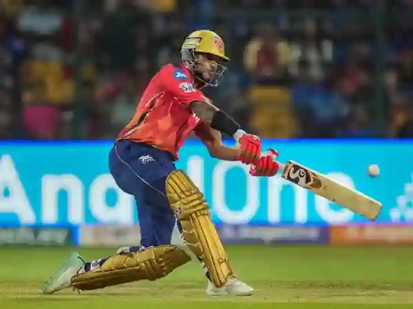 Shikhar Dhawan runs vs CSK